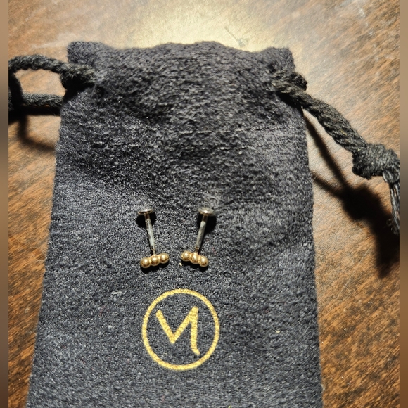 Mejuri Gold Spheres Bar Stud Earrings - Picture 3 of 4